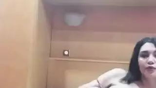 فتاة عربية شابة مدمنة على مهبلها