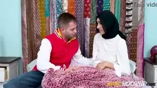 فتاة عربية معجبة بشدة بصديقتها الأمريكية المفضلة