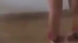 فتاة تسقط سراويلها الداخلية لحبيبها التركي