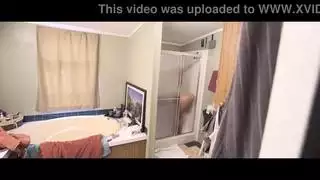 الأظافر الشاب يصبح حميما مع زوجة الأب: كوكو فاندي وهيلانة برايس