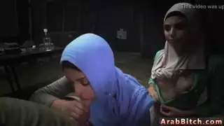 الكلبة الكبيرة العربية وشخ يتسلل في القاعدة!