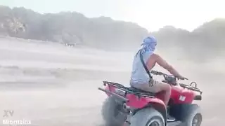 حاليا في إجازة في مصر، هذا فيديو لي وأنا أركب الدراجات الرباعية عبر الصحراء؟؟