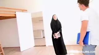 تبحث كاتي روز المسلمة التشيكية عن سكن لعائلتها