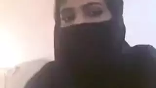 فتاة عربية تظهر الثدي على كاميرا ويب
