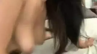 الفتاة اليابانية هي الحصول على بوسها اصابع الاتهام والحافز حفز أمام الكاميرا ، في المرحاض