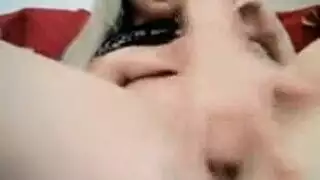 ثلاثة مثليات يلعقون كسهم في غرفة نوم ضخمة ويلعقون كسس بعضهم البعض