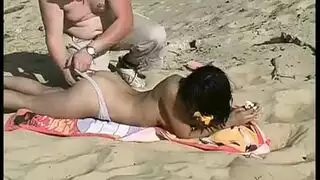 رائع امرأة سمراء مارس الجنس و على الشاطئ