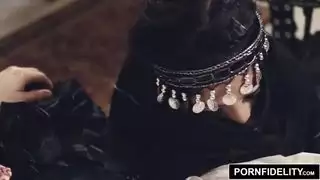 الفتاة العربية نادية علي يعاقبها الديك الأبيض