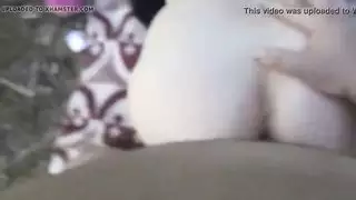 يتم ممارسة الجنس في الريف باستخدام مكنسة سمينة في الحقل على بطانية