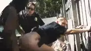 رجال الشرطة مثير ركوب الحيوانات في مكان العمل