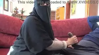 الجبهة العربية في الحجاب مع الديك الأسود الكبير