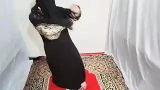 فتاة عربية مثيرة ترقص بشكل مثير وهي ترتدي الحجاب الأسود في المنزل، ديسي هندية وقحة أمروزيا تتحرك الثدي والحمار ترقص على الموسيقى العربية