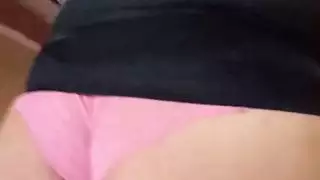 شيمالي في بانيز الوردية المزركشة تومض بضائعها