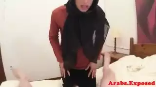 فاتنة العربية الغريبة ركوب الديك الضخم