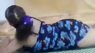 فتاة عربية ترقص على مؤخرتها الكبيرة