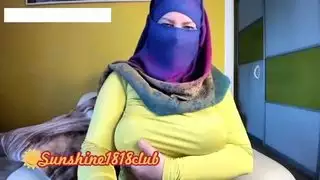 الشرق الأوسط الحجاب فتاة عربية مسلمة مع كبير الثدي على كام تسجيل نوفمبر