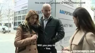 يوافق زوجان من الهواة في الشارع على ممارسة الجنس مقابل المال