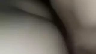 لطخت الفازلين على مؤخرة الزوجة قبل ممارسة الجنس الشرجي