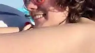 بيك آب عام فتاة على الشاطئ