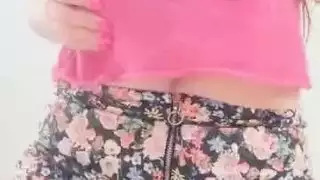 يطرح النموذج الثدي الطبيعي الكبير مع أنان
