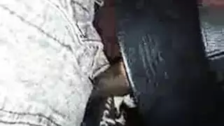 شقراء جريئة في جوارب مص الديك.