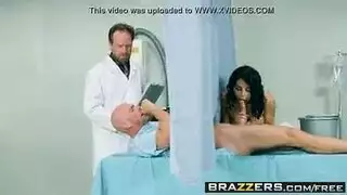 تقوم الممرضة بممارسة الجنس عن طريق الفم