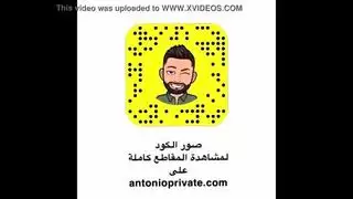 مكوة مشدودة تحت التنورة البيضاء