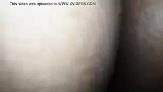 ترتدي إيفا نيومور حزام الرباط المفضل لديها أثناء فرك البظر أثناء ممارسة الجنس
