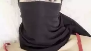 فتاة الحجاب العربية في النقاب تثير ببطء ثدييها الكبيرين