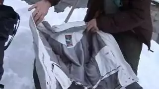 امرأة سمراء مفلس في جوارب بيضاء مص ديك