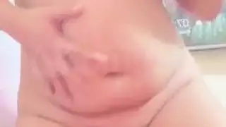 يضايق ويظهر لها الثدي العرب الطبيعي والكسر المشعر