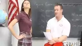 المعلم يتحرش بطالبته الممحونة في الفصل وينيكها على مكتبه