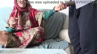 زوجة مسلمة تركية مطلقة تستأجر غرفة إلى مهاجر أسود في لندن