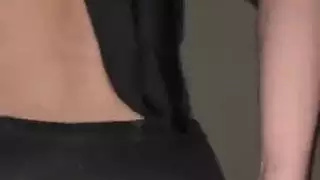 فتاة مسلمة في الحجاب تلعب مع مؤخرتها العربية السيئة وكأنها تريد منك التمسيد إلى قذارتها