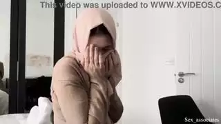 أمي الخطوة العربية تساعد الابن بأذرع مكسورة