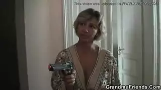 امرأة ناضجة مع بندقية تجبر رجلين ليمارس الجنس أو قتلهم