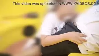 فلبينية تحمل مخاطر كبيرة لركوب الديك على عجلة فيريس