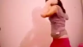 فتاة تركية ترقص