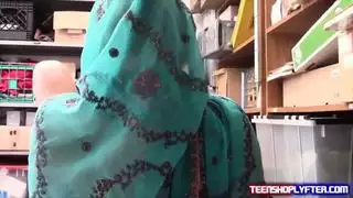 يجب على البائعة العربية أن تتعرى من ملابسها باستثناء الحجاب