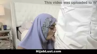 زوج عربي يحاول حمل زوجته المحجبة