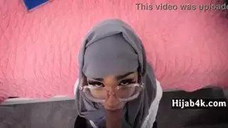 الحجاب في سن المراهقة مع
