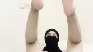 خجولة فتاة عربية الحجاب في النقاب يستمني ويفرك بوسها العصير