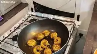 تناول الروبيان أكمل على اللون الأحمر