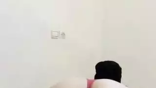 فتاة عربية محجبة ترتدي النقاب تنحني لتظهر مؤخرتها المثيرة وغنائمها السميكة
