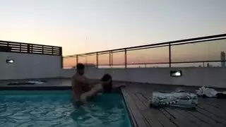 كومينغ كثيرا في حمام السباحة عند غروب الشمس