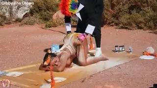 نسيت الجدة تتبيل الديك الرومي، لذا أخذته في يدي ومارس الجنس معه أيضًا