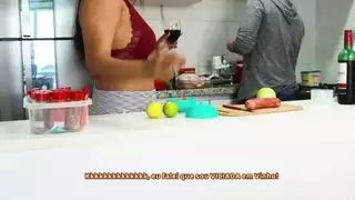 جوليا كاريوكا دي ماما نويل خامدة شقيقها في تركيا في عيد الميلاد مع الكثير من اللعاب والجمل المنقوع