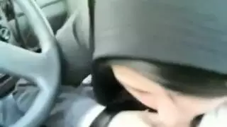 محجبة تمص الزب وتلحس الخصية في السيارة