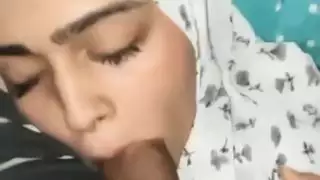 شابة مسلمة وقحة الحصول على نائب الرئيس في جميع أنحاء وجهها بعد أن تمتص الديك