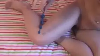 مثير في سن المراهقة في ثوب عربي مع قناع يستمني